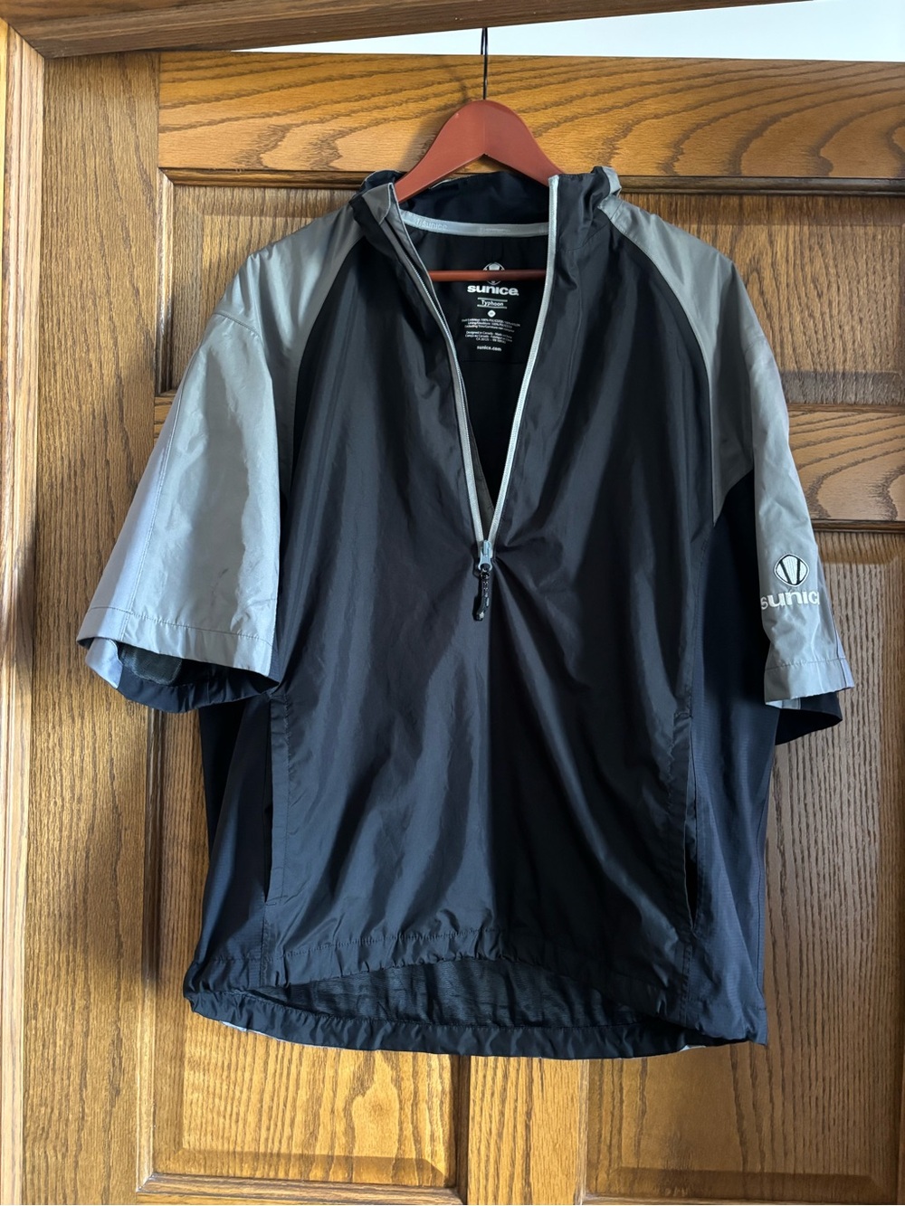 Sunice Short-Sleeve Half-Zip GOLF Windbreaker in Black and Gray